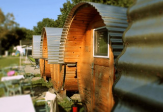 Serie di cabine glamping a forma di botte al Camping Markelfingen Schlaffässer sul Lago di Costanza, visibile area esterna.