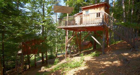 Glamping-Baumhaus-Unterkunft im Baumpalast Boomhutten, Baden-Württemberg, mitten im Wald mit Terrasse.
