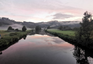 Flusslandschaft bei Sonnenaufgang nahe Camping de Marcourt - Tipitenten in Belgisch Luxemburg, Natur pur.