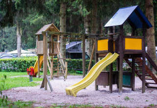 Parco giochi con scivolo e altalene al Camping de Marcourt - Tipitenten in Lussemburgo belga.