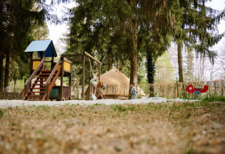 Speeltuin en tipitent in het bos bij Camping de Marcourt - Tipitenten in Belgisch Luxemburg.