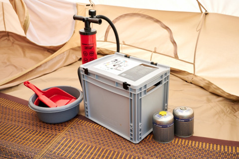 Udstyr inde i et glamping telt på Camping de Marcourt - Tipitenten i Belgisk Luxemburg, med udstyr.