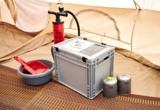 Equipo dentro de una tienda glamping en Camping de Marcourt - Tipitenten en Luxemburgo belga, con provisiones.