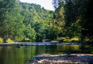 Naturskønt område med flod og skov ved Camping de Marcourt - Tipitenten i Belgisk Luxemburg.