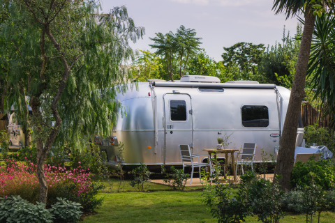 Glamping-indkvartering i smukke omgivelser med luksuriøs Airstream-vogn hos PROCIDA Camp & Resort i Italien.