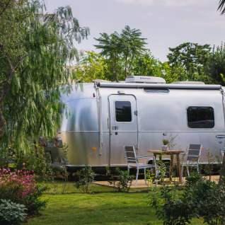 Glamping-indkvartering i smukke omgivelser med luksuriøs Airstream-vogn hos PROCIDA Camp & Resort i Italien.