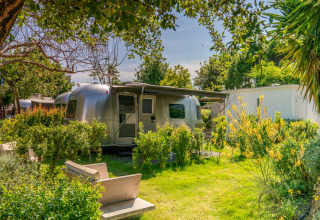 Glamping indkvartering med luksuriøse airstreams i grøn, solrig have hos PROCIDA Camp & Resort, Italien.