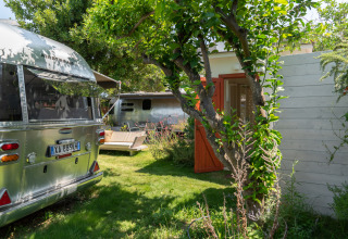 Luxe glampingverblijf bij PROCIDA Camp & Resort met airstreams in een groene en rustige tuin.