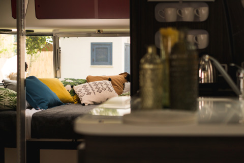 Innenansicht von PROCIDA Camp & Resort – Luxus-Airstream mit Kissen und stilvollem Campingkomfort.