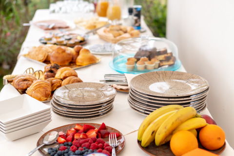 Buffet de petit-déjeuner avec viennoiseries et fruits frais au PROCIDA Camp & Resort - Luxe airstreams.