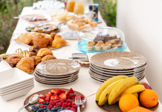 Morgenmadsbuffet med friske frugter og bagværk på PROCIDA Camp & Resort - Luxe airstreams glampingplads.