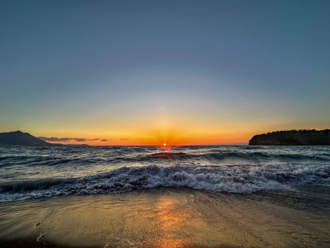 Prachtige zonsondergang aan het strand bij PROCIDA Camp & Resort - Luxe airstreams, perfect voor glamping.