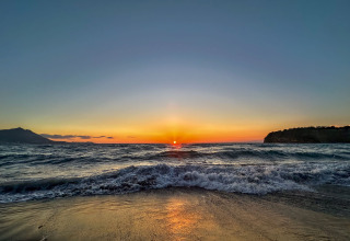 Prachtige zonsondergang aan het strand bij PROCIDA Camp & Resort - Luxe airstreams, perfect voor glamping.