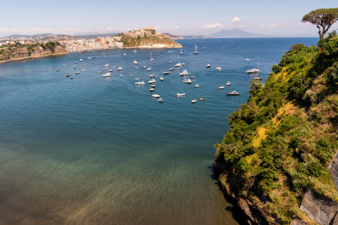 Smuk udsigt over havet og både ved Procida Camp & Resort - Luxe airstreams, ideelt til glampingoplevelser.