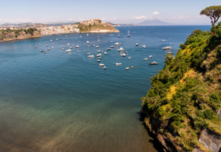 Wunderschöner Meerblick mit Booten bei Procida Camp & Resort - Luxe airstreams, perfekt zum Glamping.
