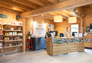 Receptionen af Huttopia La Plage Blanche - Glamping Franche-Comté med venligt personale og butikshylder.