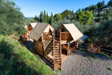 Alojamiento glamping en Vacanze col Cuore: Vallicella Glamping Resort - Airdreamer Toscane rodeado de naturaleza.