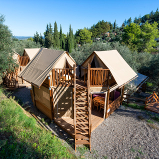 Glampingindkvartering på Vacanze col Cuore: Vallicella Glamping Resort - Airdreamer Toscane omgivet af natur.