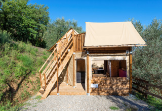 Alojamiento glamping "Vacanze col Cuore: Vallicella Glamping Resort - Airdreamer Toscane" con madera y tienda.