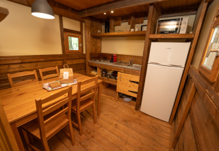 Cocina y comedor de madera en Vallicella Glamping Resort, Airdreamer Toscane, alojamiento glamping.
