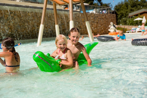 Niños jugando en la piscina del Chianti Glamping Resort - Airlodges Toscane de Vacanze col Cuore glamping.