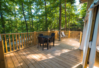 Wooden terrace with stylish outdoor furniture in the forest at Chianti Glamping Resort - Airlodges Toscane.