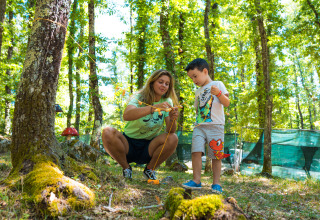 Een vrouw en jongen doen buitenactiviteiten in het bos bij Chianti Glamping Resort, Toscane, Vacanze col Cuore.