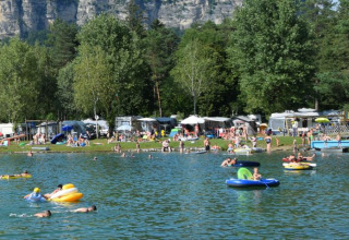 Gezinnen genieten aan het meer op Camping Rosental Rož - Stacarvans Karinthië, omgeven door natuur.