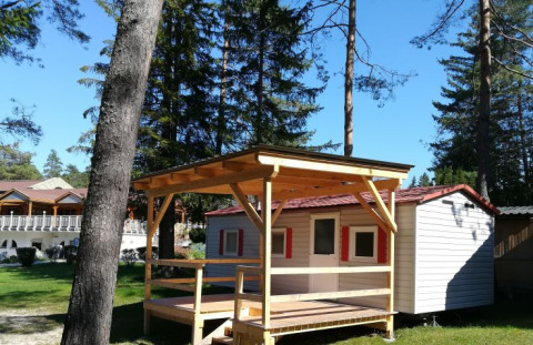 Glamping indkvartering eller campinghytte på Camping Rosental Rož - Stacarvans Karinthië med træterrasse.