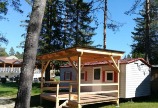Hébergement glamping ou cabane de camping à Camping Rosental Rož - Stacarvans Karinthië avec terrasse en bois.