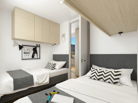 Hébergement glamping moderne au Glamping Village Kötschach avec deux lits, déco minimaliste et lumière naturelle.