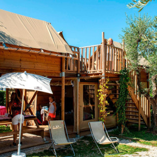 Alojamiento glamping en Lago Idro Glamping Boutique, Lombardía, con familias, árboles y área exterior.