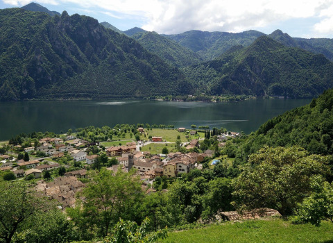 Vista panorámica del Lago Idro y montañas desde Vacanze col Cuore: Lago Idro Glamping Boutique en Lombardía.