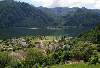 Vue magnifique sur le Lago Idro et montagnes depuis Vacanze col Cuore: Lago Idro Glamping Boutique en Lombardie.
