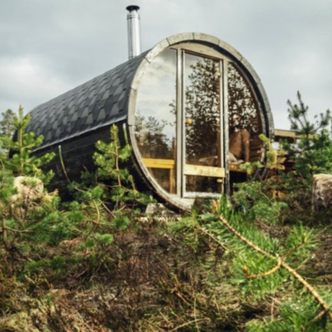 Glamping-Unterkunft Brokkestøylen - Domes in Agder, Norwegen, mit fassförmiger Hütte in der Natur.