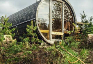 Glampingindkvartering Brokkestøylen - Domes i Agder, Norge, med tøndeformet hytte og natur omkring.