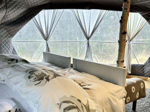 Komfortabel glamping-indkvartering i Brokkestøylen Domes i Agder med dobbeltseng og panoramaudsigt.