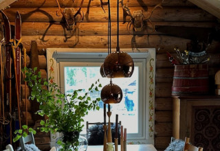 Accogliente interno di baita in Brokkestøylen - Domes in Agder con corna, pelli e decorazioni in legno.