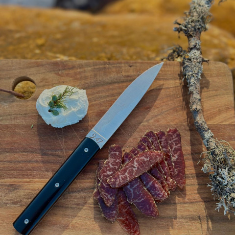 Tagliere con carne affettata, formaggio alle erbe e coltello a Brokkestøylen - Domes in Agder glamping.
