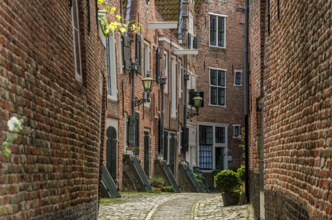 Straße mit mittelalterlichen Häusern in Middelburg, Zeeland, Niederlande