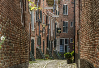 Calle con casas medievales en Middelburg, Zelanda, Países Bajos
