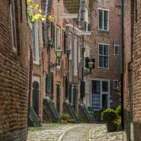 Calle con casas medievales en Middelburg, Zelanda, Países Bajos