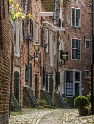 Calle con casas medievales en Middelburg, Zelanda, Países Bajos