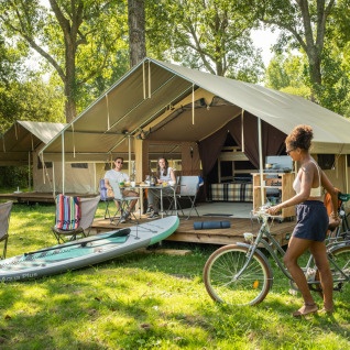 Alojamiento glamping en Huttopia Lac d’Aureilhan – Mimizan, Nouvelle-Aquitaine, con huéspedes relajándose afuera.
