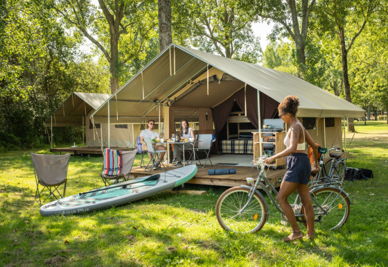 Glamping indkvartering ved Huttopia Lac d’Aureilhan – Mimizan i Nouvelle-Aquitaine, med afslappende gæster.