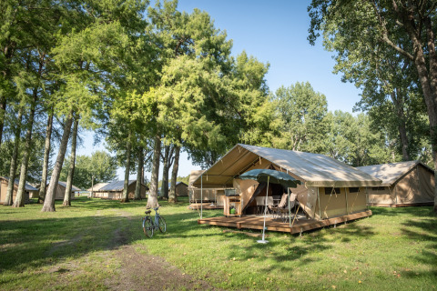 Glamping accommodatie met luxe tenten tussen bomen bij Huttopia Lac d’Aureilhan – Mimizan, Nouvelle-Aquitaine.