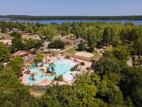 Vista aérea de Huttopia Lac d’Aureilhan – Mimizan glamping con piscina y lago en Nouvelle-Aquitaine.