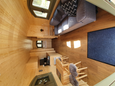 Interieur van de glampingaccommodatie Pipowagen op Campingplatz Auf dem Simpel in Duitsland.