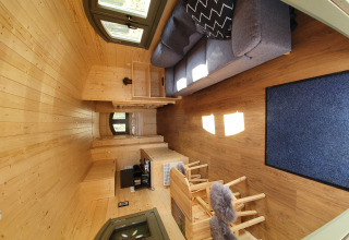 Interieur van de glampingaccommodatie Pipowagen op Campingplatz Auf dem Simpel in Duitsland.