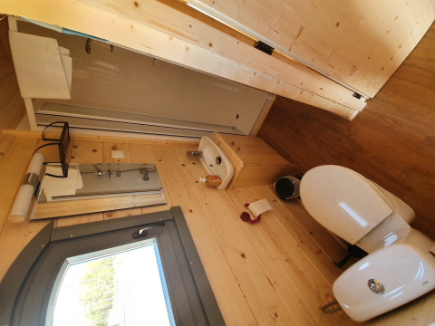 Modern sanitair in glampingaccommodatie bij Campingplatz Auf dem Simpel - Pipowagen Duitsland met houten wanden.